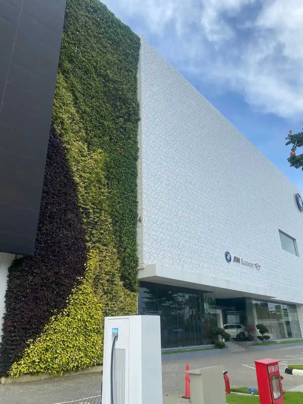 Facade Showroom Bmw & Mini Cooper