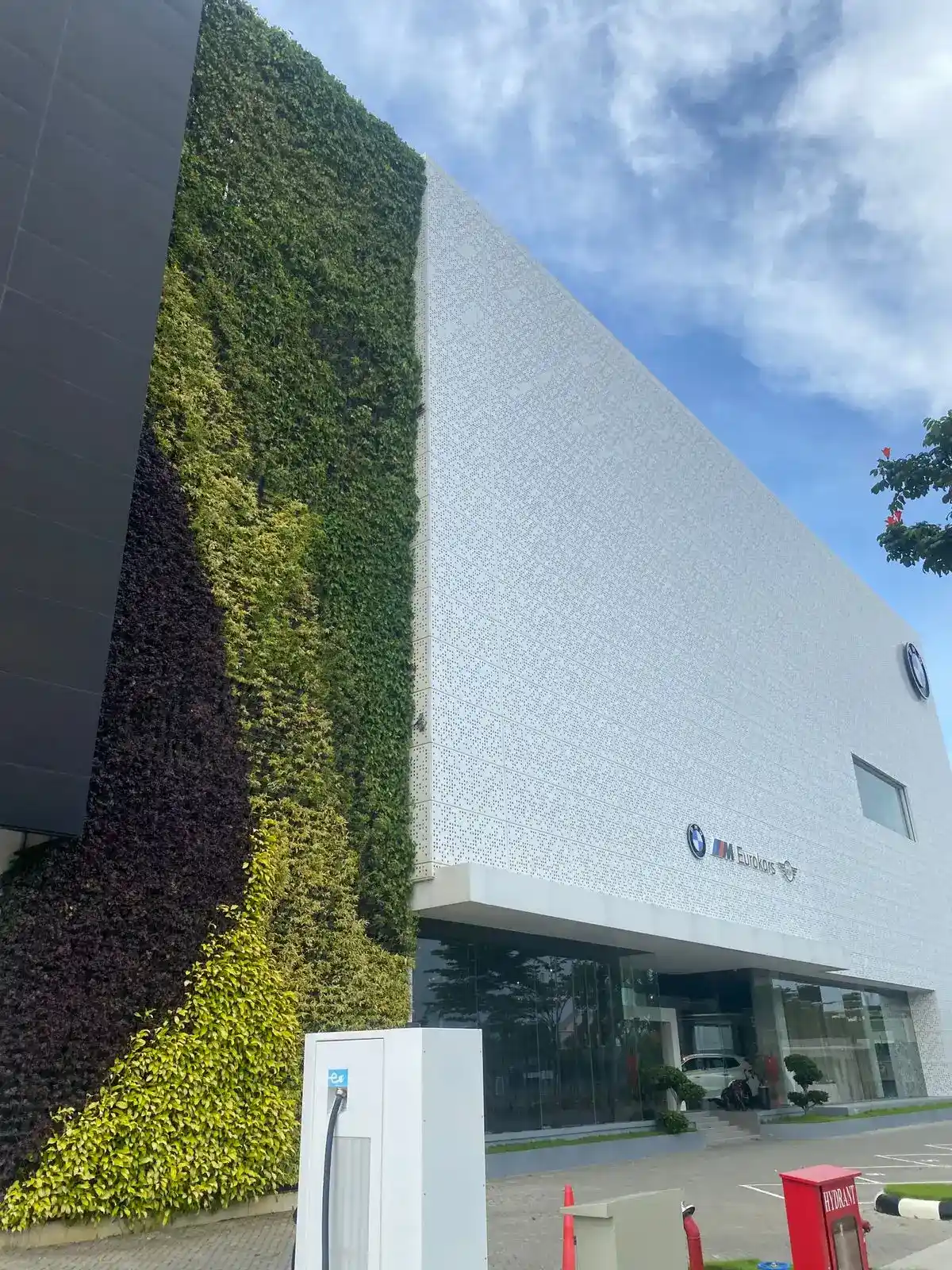Facade Showroom Bmw & Mini Cooper